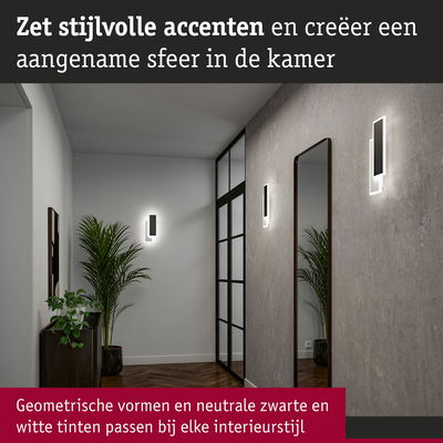 Moderne hal met geometrische zwarte en witte wandlampen en spiegel voor stijlvolle accenten
