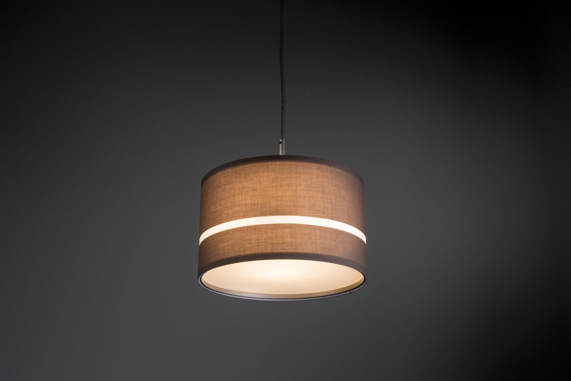 Hängelampe mit braunem Stoffschirm und weißem Lichtstreifen, moderne LED-Deckenleuchte für Wohnzimmer.