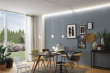 Moderne spisestue med sort bord, blandede stole og hvid LED-skinnebelysning i loftet