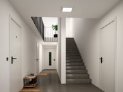Modernes Treppenhaus mit grauem Boden, weißen Türen und quadratischer Deckenleuchte aus Kunststoff