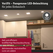 Weiße quadratische LED-Deckenleuchten mit neutralweißem Licht in einem modernen Ankleidezimmer
