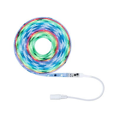 Kleurrijke LED-strip met witte aansluitkabel voor flexibele verlichting en decoratie.