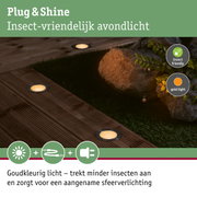 Insectvriendelijke warmwitte Plug & Shine LED inbouwspot in houten terras met tuinplanten
