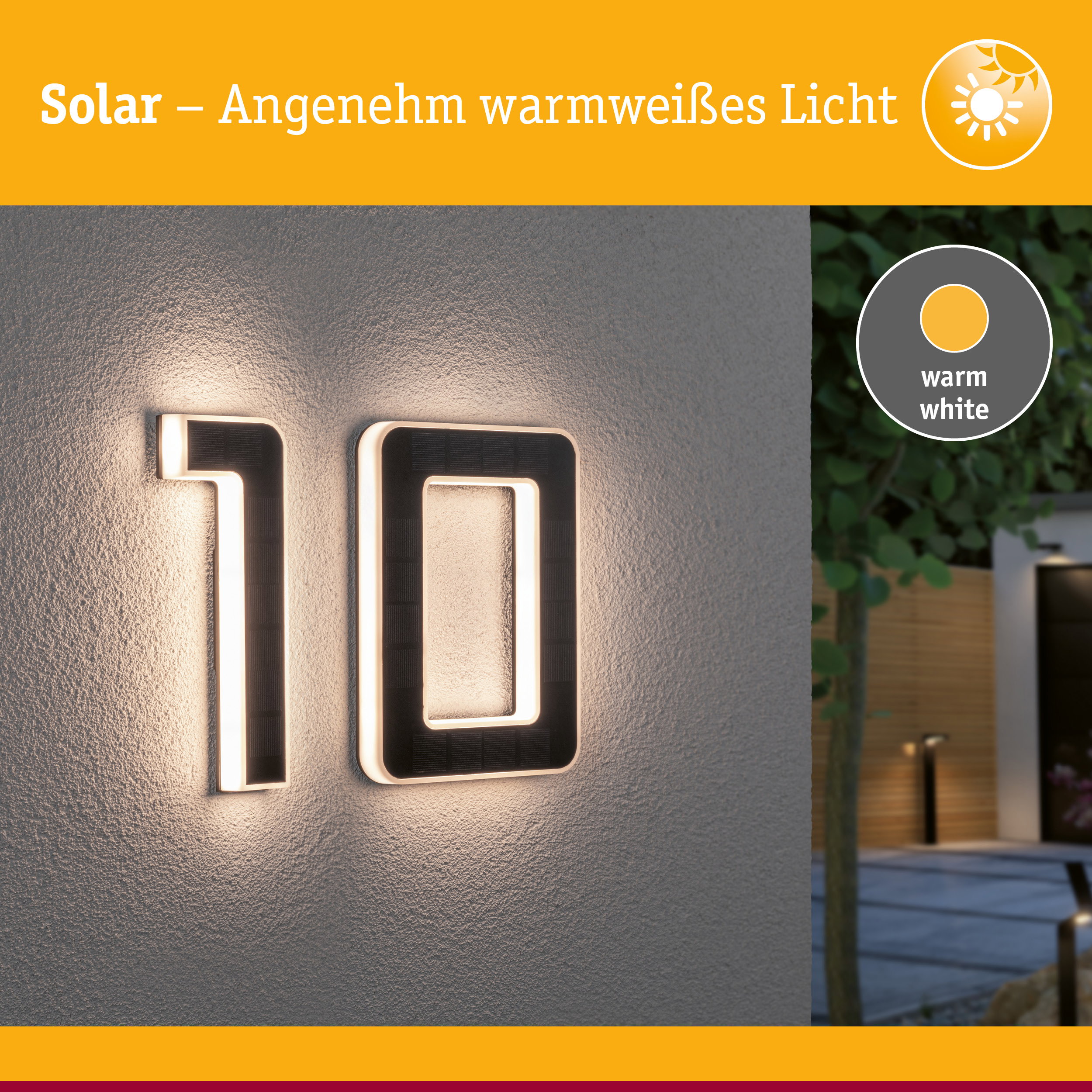 Solarhausnummer aus schwarzem Material mit warmweißem LED-Licht an Außenwand beleuchtet