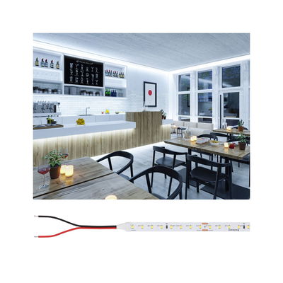 LED-Lichtband mit warmweißem Licht in moderner Bar mit Holztheke und schwarzen Stühlen, Innenbeleuchtung.