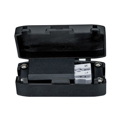 Sort plastikhus med åben låg og synlige elektriske klemrækker til LED-belysning.