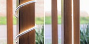 Bande lumineuse LED blanche enroulée autour d'un poteau en bois marron pour éclairage extérieur décoratif