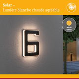 Numéro de maison solaire 6 avec lumière blanche chaude sur mur gris pour extérieur