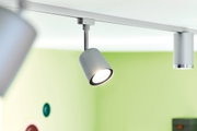 Spot LED gris moderne sur rail de plafond avec fond vert pour éclairage intérieur