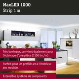 Bande LED MaxLED 1000 1 m dans cuisine moderne blanche avec éclairage indirect et mobilier design