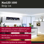 Cuisine blanche moderne avec éclairage LED sous les armoires murales et îlot sur sol en bois