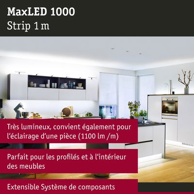 Bande LED MaxLED 1000 1 m dans cuisine moderne blanche avec éclairage indirect et mobilier design