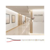 LED-strip met witte LEDs en aansluitkabels, geschikt voor moderne binnenverlichting en accentverlichting.