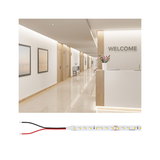 LED-Lichtband mit weißen LEDs und Anschlusskabeln, ideal für moderne Innenraumbeleuchtung und Akzentbeleuchtung.