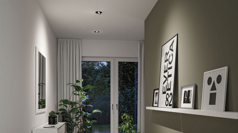 Moderne weiße LED-Einbauleuchten in Decke integriert, energiesparende Wohnraumbeleuchtung