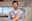Homme tenant trois ampoules LED blanches et transparentes, lampes économiques modernes