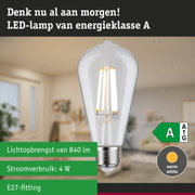 Transparante LED-lamp met warm wit licht en ultra-efficiënt energieverbruik tegen groene bosachtergrond