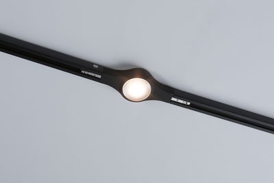 Zwarte LED-plafondlamp met ronde lamp en smal railsysteem voor moderne binnenverlichting