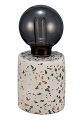Moderne bordlampe med sort pære og hvid terrazzo marmorbase med grønne og brune pletter