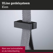 Zwarte metalen klem met grijze textielband voor ULine gordelsysteem als trekontlasting