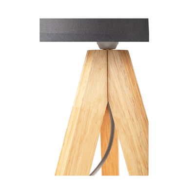 Tischlampe mit dreibeinigem Holzfuß in Natur und grauem Stoffschirm für Wohnraumbeleuchtung