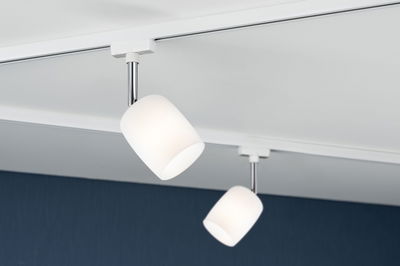 Twee witte glazen plafondspots met chromen stangen op witte rails voor moderne binnenverlichting