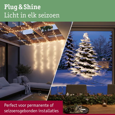 Warmwitte LED-lichtsnoeren aan houten pergola en verlichte besneeuwde kerstboom buiten