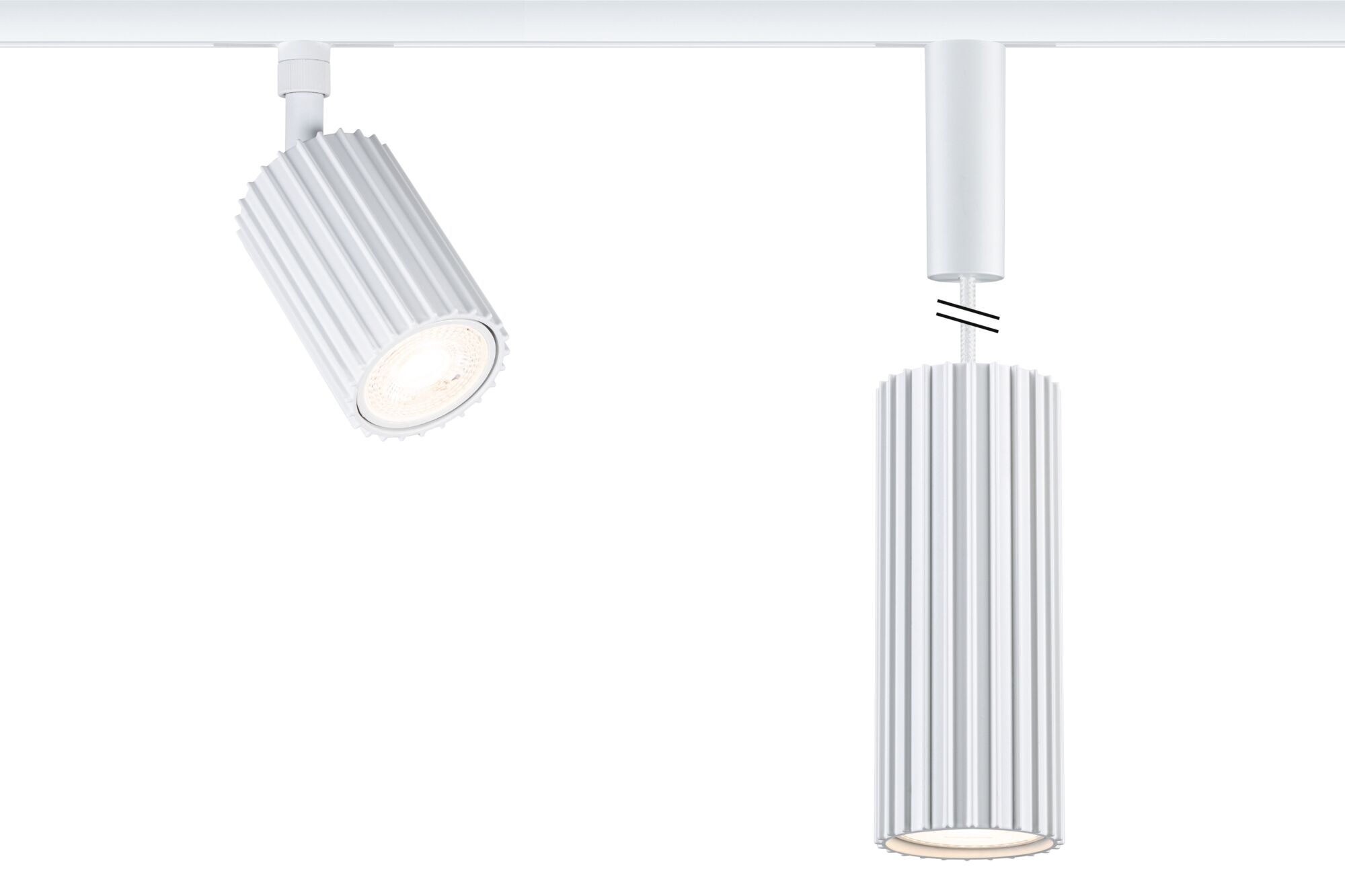 Zwei weiße Aluminium-Strahler mit geriffeltem Design, ein Schienenspot und ein Pendelleuchte mit LED-Licht