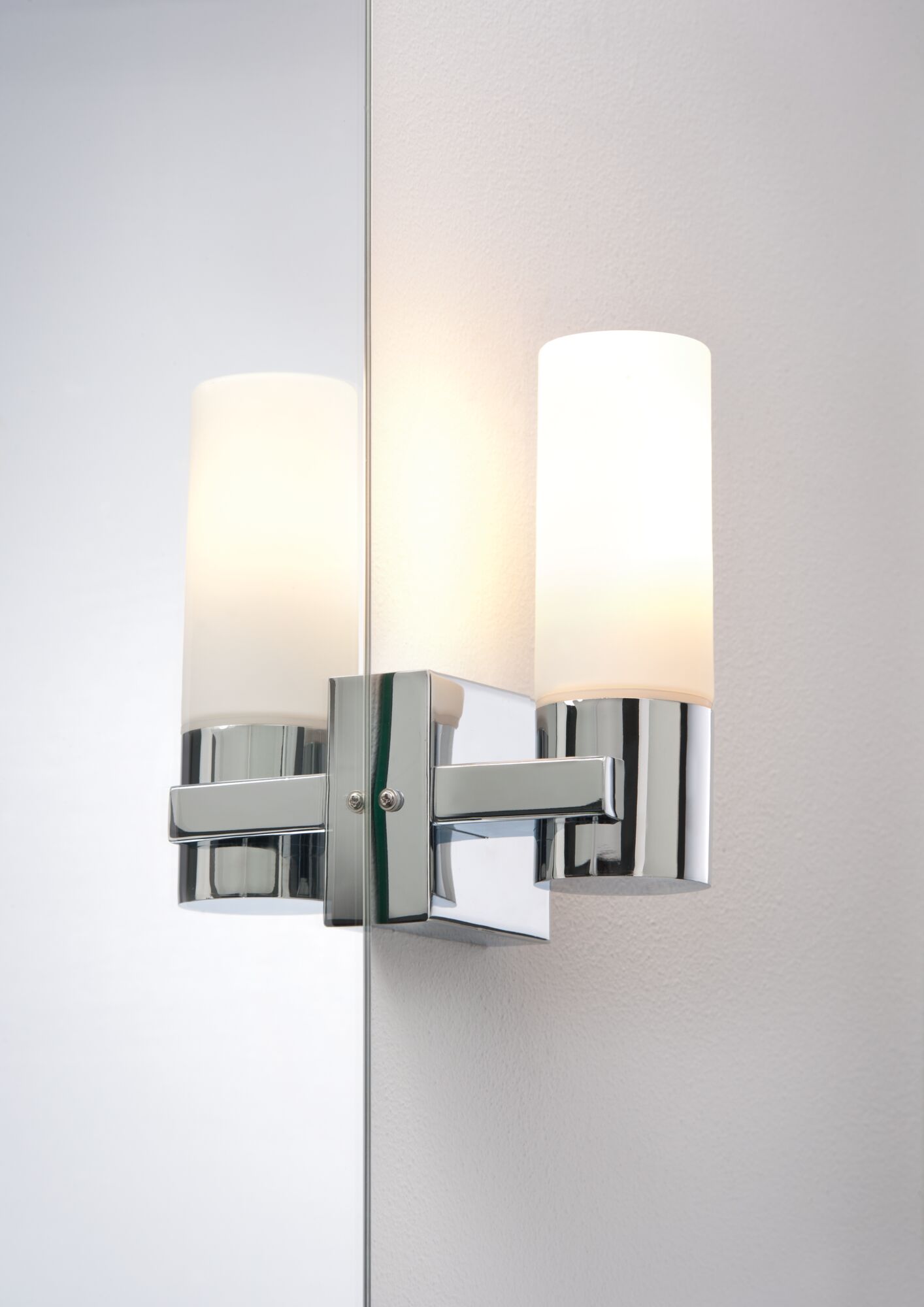 Support mural moderne en chrome avec cylindre en verre blanc pour éclairage de salle de bain