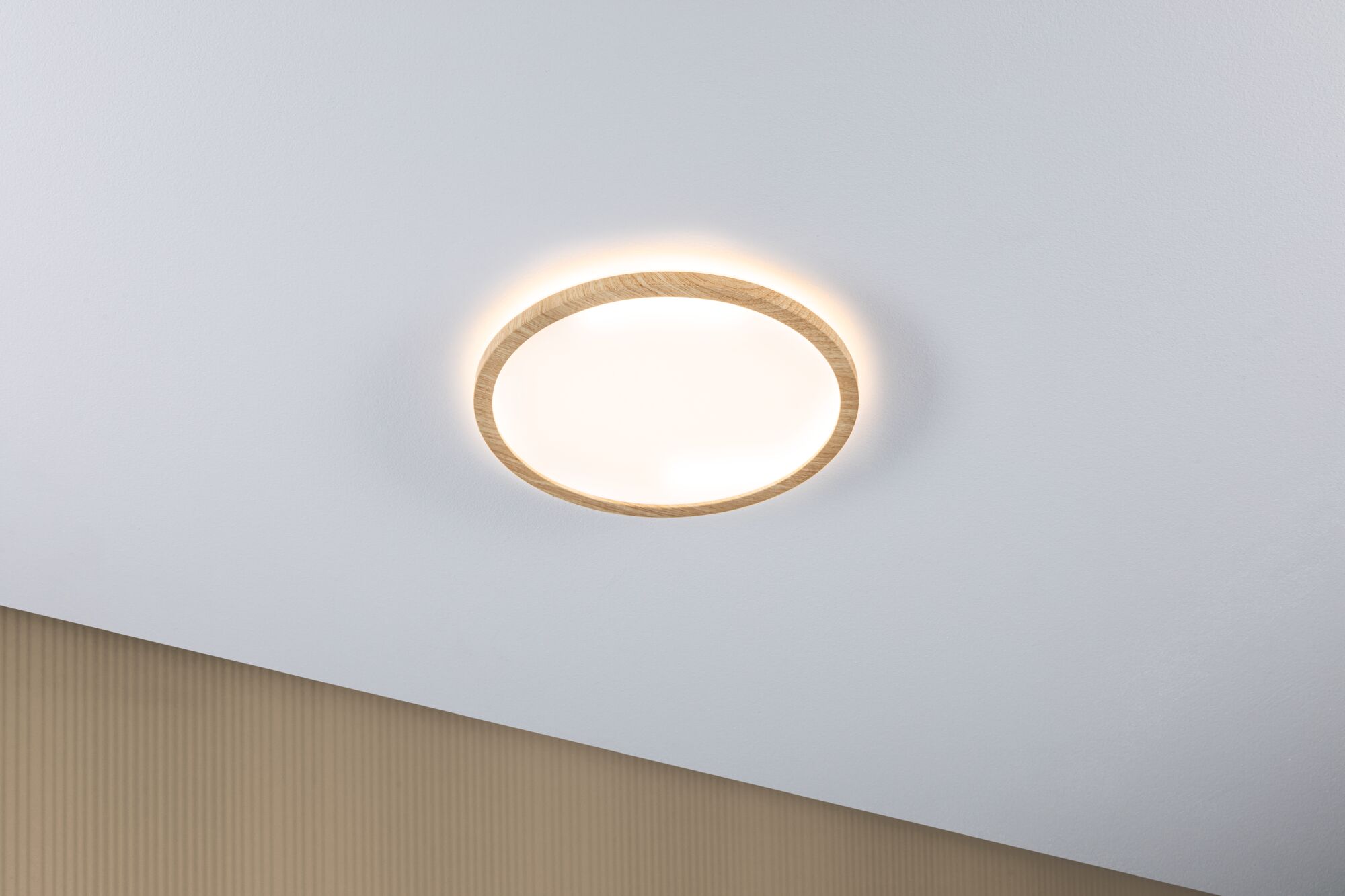 Rund loftlampe med træramme og varmt hvidt LED-lys til moderne belysning