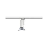 Moderner weißer LED-Strahler mit silberner Reflektorlinse an Schienensystem für Akzentbeleuchtung