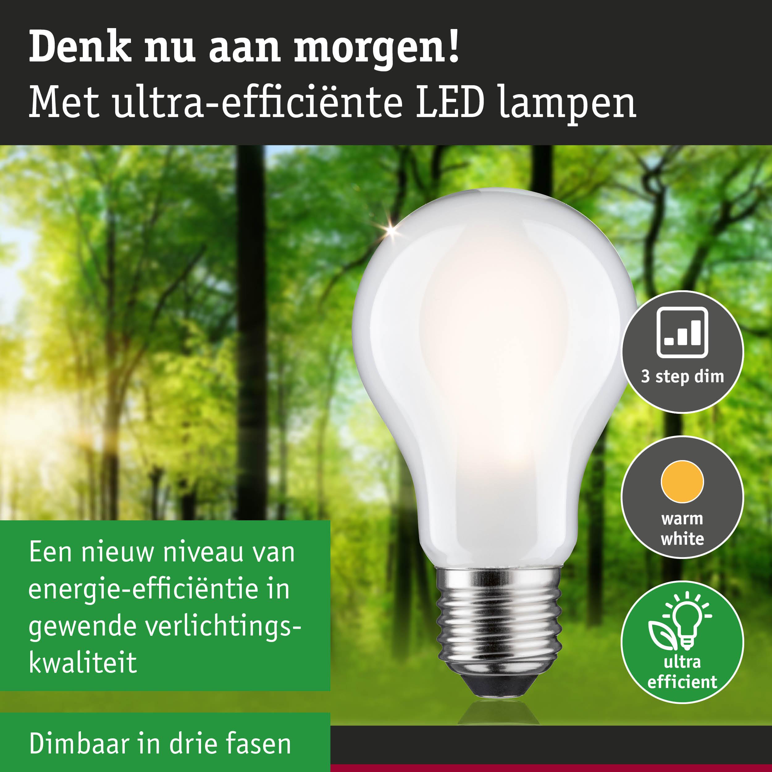 Witte LED-lamp met warm wit licht en drie standen dimmen voor groene bosachtergrond