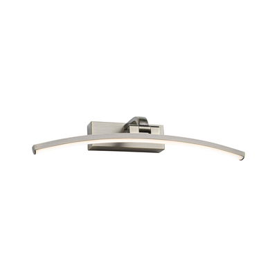 Applique murale LED incurvée en métal argenté brossé avec lumière blanc chaud pour intérieur moderne.