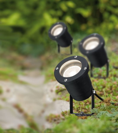 Schwarze LED-Gartenstrahler aus Metall mit verstellbarem Sockel für Außenbeleuchtung im Grünbereich