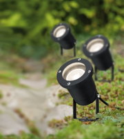 Schwarze LED-Gartenstrahler aus Metall mit verstellbarem Sockel für Außenbeleuchtung im Grünbereich
