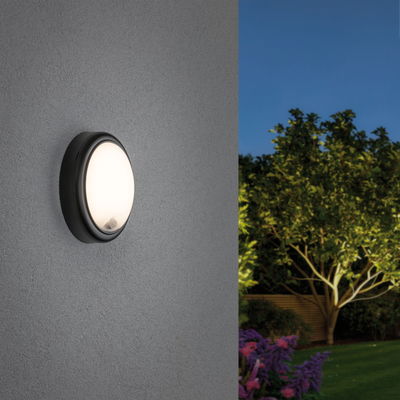 Applique murale extérieure ronde noire avec diffuseur blanc, idéale pour l'éclairage de jardin.