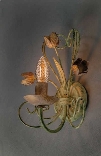 Grøn metal væglampe med blomsterdesign og dekorativ LED-pære til stemningsbelysning i hjemmet