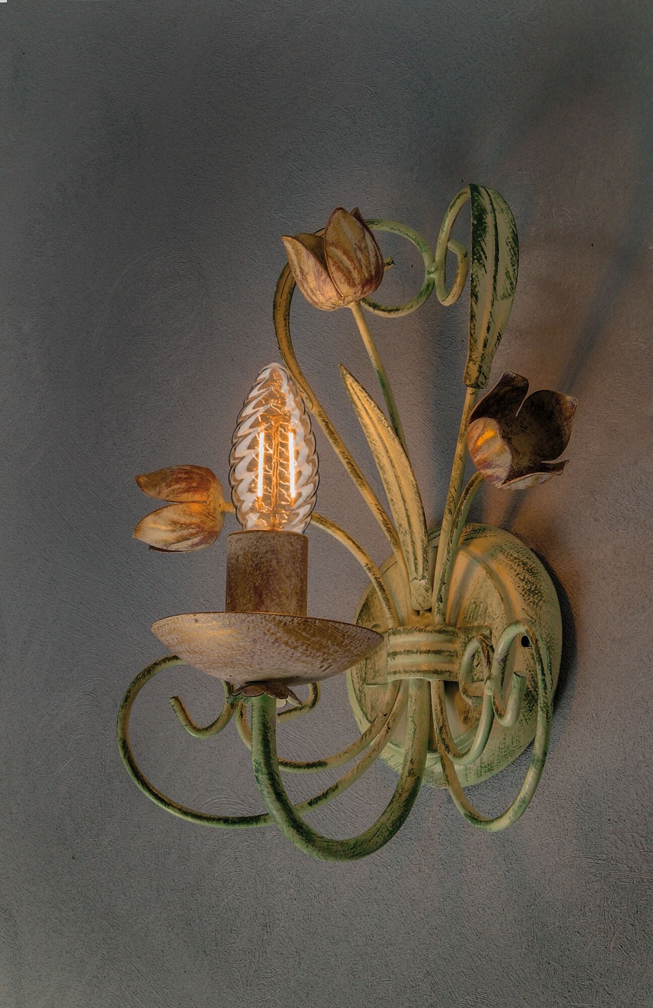 Wandlampe aus Metall in Grün mit Blumenmotiven und dekorativer LED-Glühbirne für Wohnraumbeleuchtung