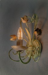 Wandlampe aus Metall in Grün mit Blumenmotiven und dekorativer LED-Glühbirne für Wohnraumbeleuchtung