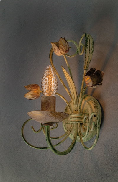 Wandlampe aus Metall in Grün mit Blumenmotiven und dekorativer LED-Glühbirne für Wohnraumbeleuchtung