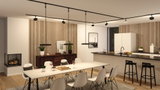 Modernes Esszimmer mit schwarzer Schienenbeleuchtung und weißen Stühlen auf hellem Holzboden
