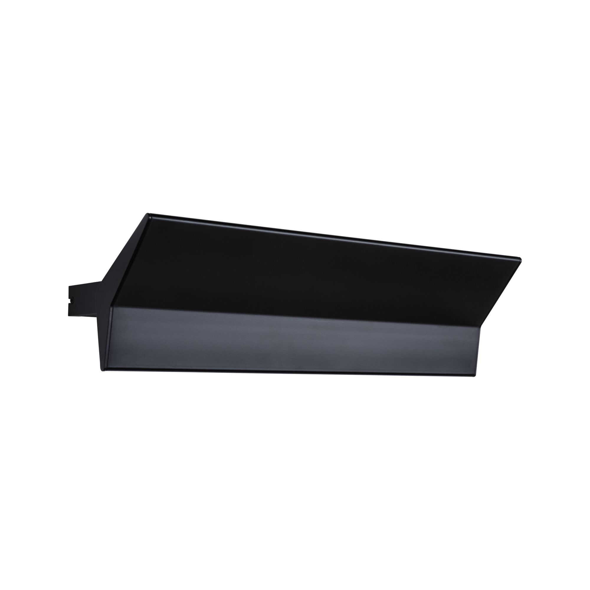 Applique murale noire en métal avec abat-jour incliné pour éclairage intérieur moderne et accentué.