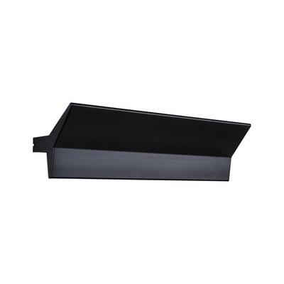 Applique murale noire en métal avec abat-jour incliné pour éclairage intérieur moderne et accentué.
