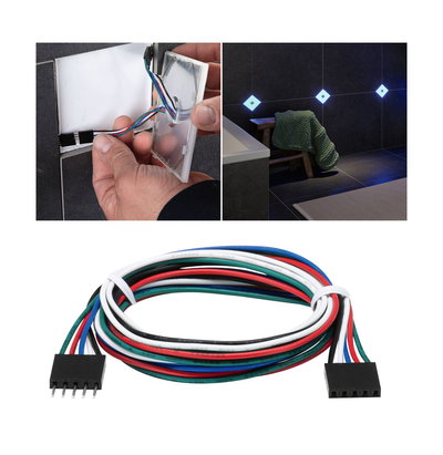 Mehrfarbiges LED-Verbindungskabel mit 5 Pins für Lichtinstallationen in modernen Wohnräumen.