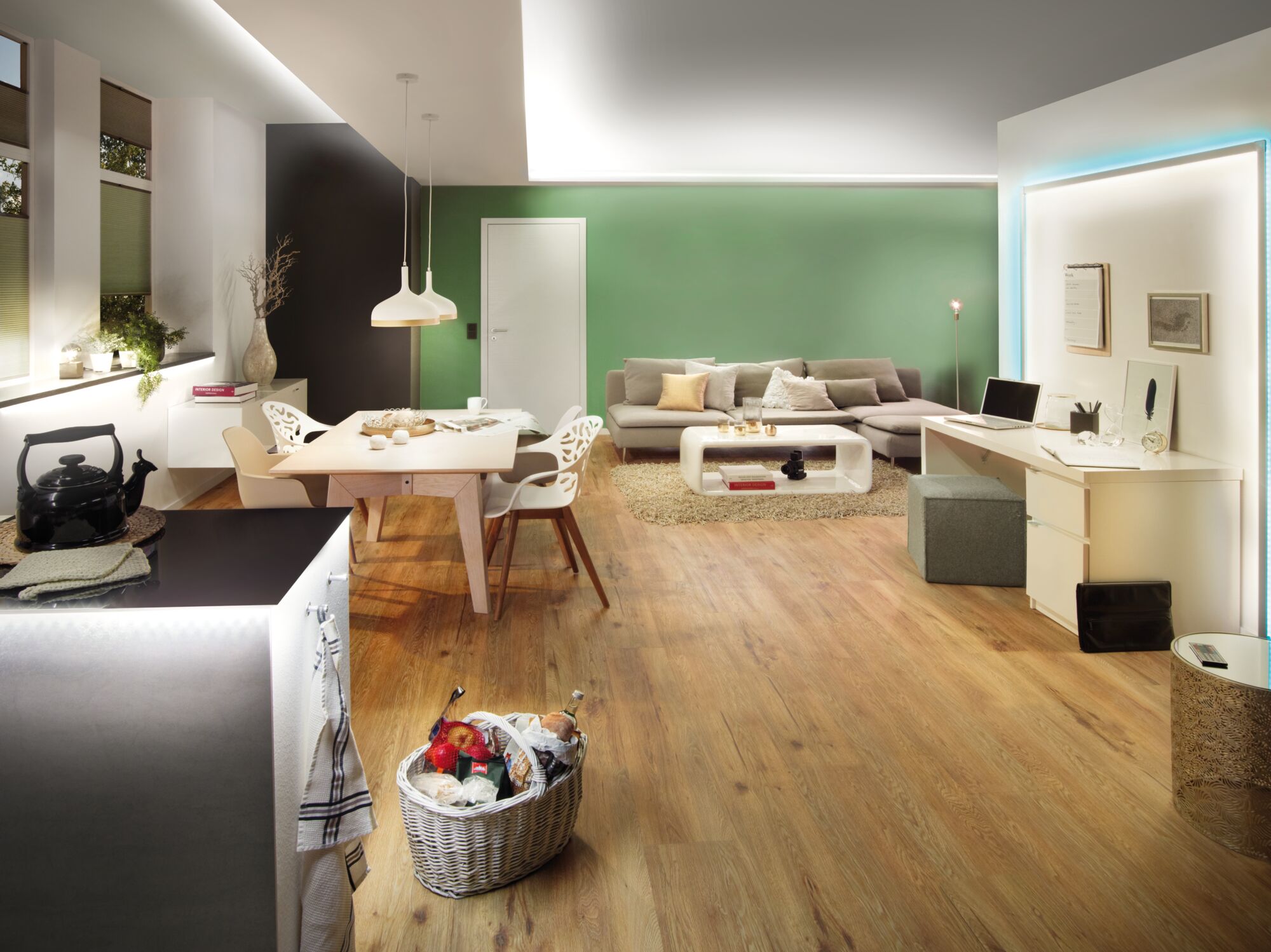 Moderne woonkamer met houten vloer, groene muur en indirecte LED-verlichting voor een gezellige sfeer