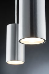 Twee cilindervormige LED-hanglampen van geborsteld zilverkleurig aluminium voor modern interieur.