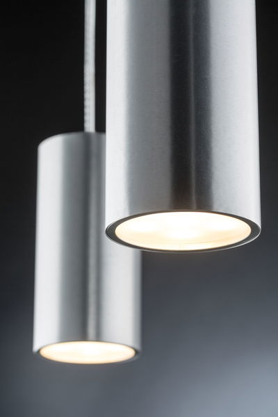 Twee cilindervormige LED-hanglampen van geborsteld zilverkleurig aluminium voor modern interieur.