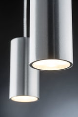 Twee cilindervormige LED-hanglampen van geborsteld zilverkleurig aluminium voor modern interieur.
