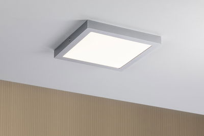 Vierkante plafondlamp met zilverkleurig metalen frame en witte diffuser voor moderne verlichting