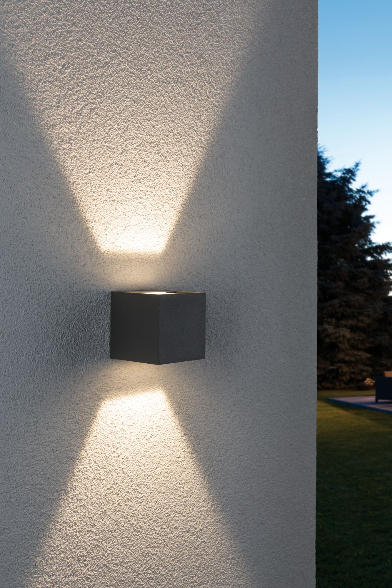 Moderner schwarzer Aluminium-Wandstrahler mit warmweißem Licht nach oben und unten an Außenwand